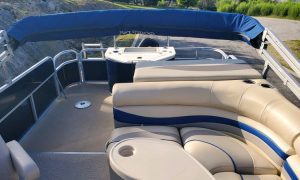rear seating area 22ft South Bay Pontoon